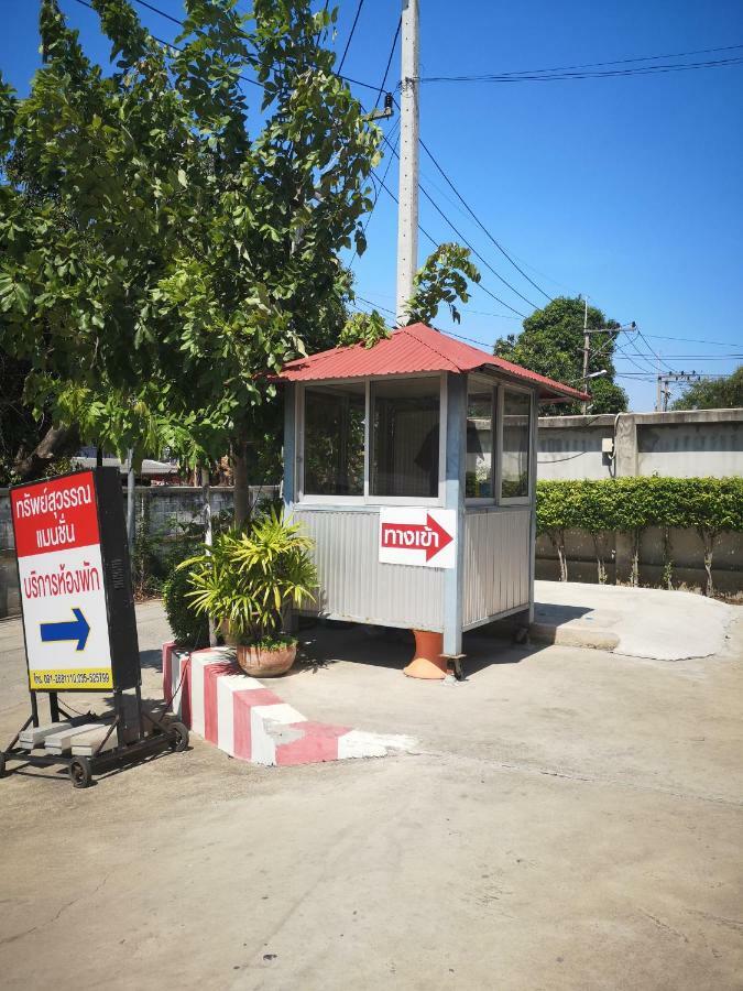 Sab Suwarn Mansion Hotell Suphanburi Exteriör bild